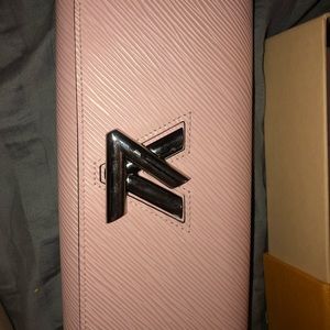 Louis Vutton leather wallet (pink)